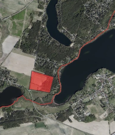 Luftbild mit Wandlitzer See, Rahmer See und rot markiertem Waldgebiet am Westufer des Wandlitzer Sees